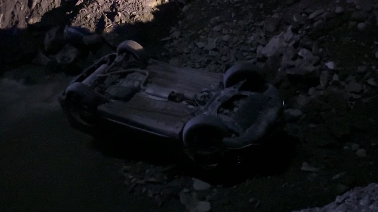 Hakkari'de Erziki Köprüsü'nden Otomobil Dereye Uçtu: 2 Yaralı