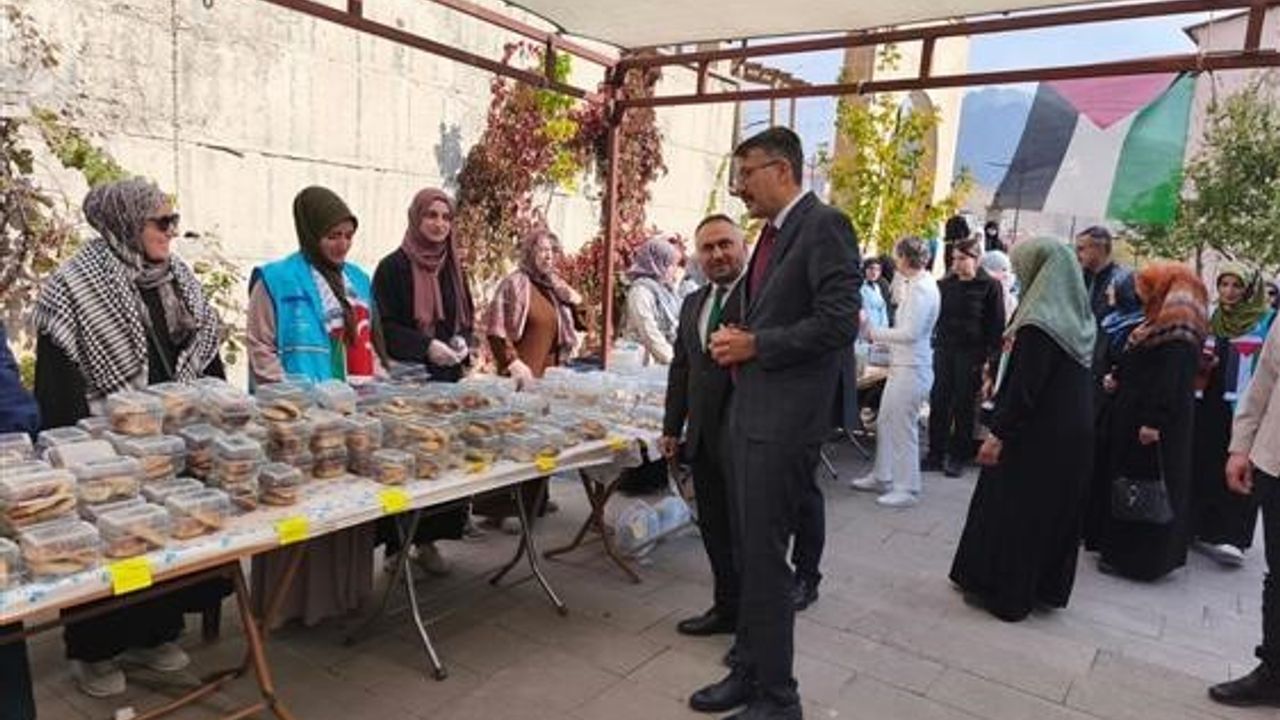 Hakkari'de Gazze Yararına Hayır Çarşısı Büyük İlgi Topladı