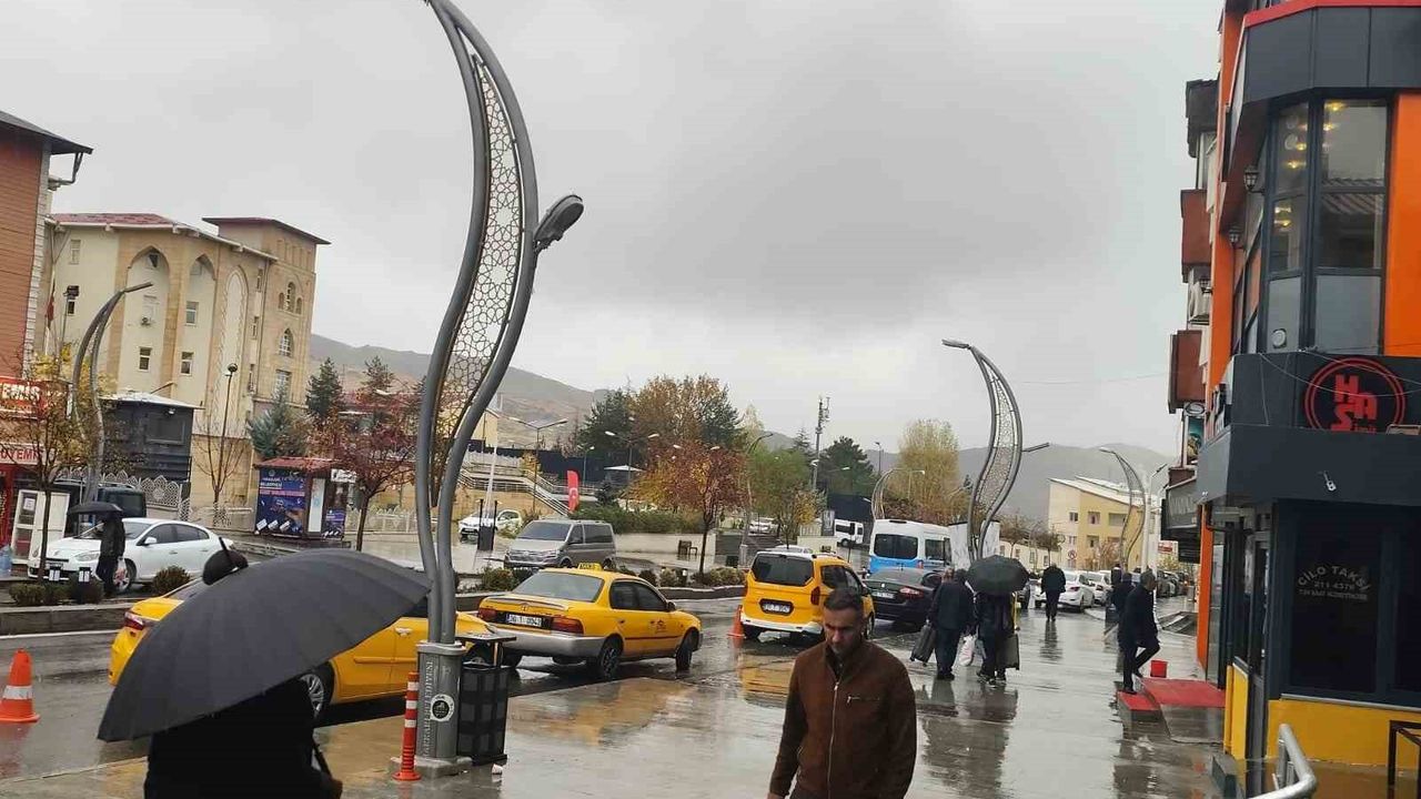 Hakkari'de Yağmur ve Kar Etkili: Otluca Beyaza Büründü