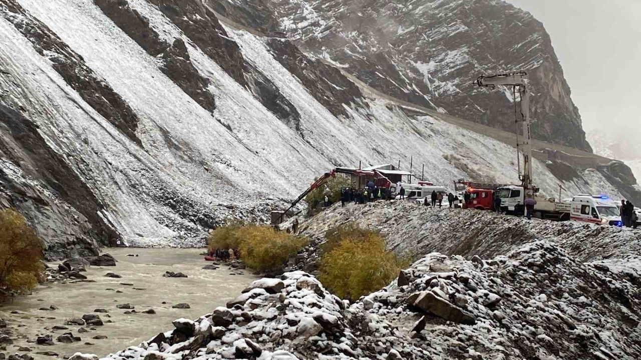 Hakkari'de Zap Suyu'na Uçan Araçta Mahsur Kalan 4 Madenci Kurtarıldı