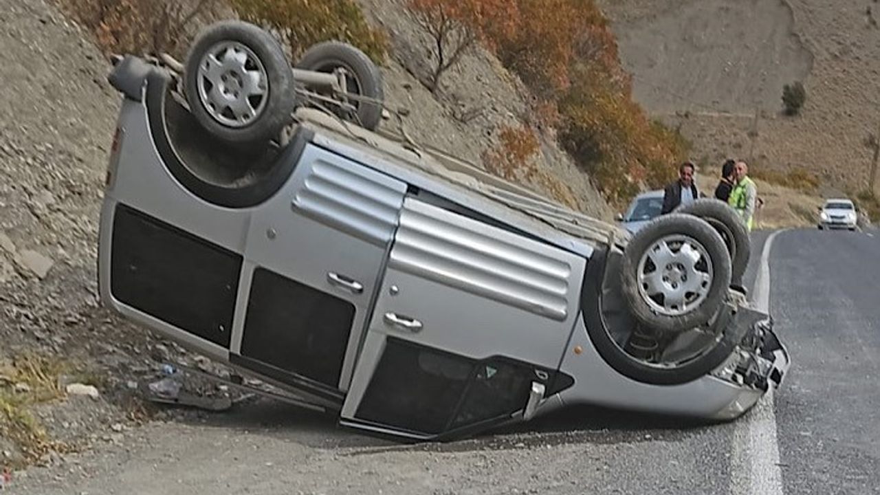 Hakkari-Van Karayolu'nda Trafik Kazası: 2 Yaralı