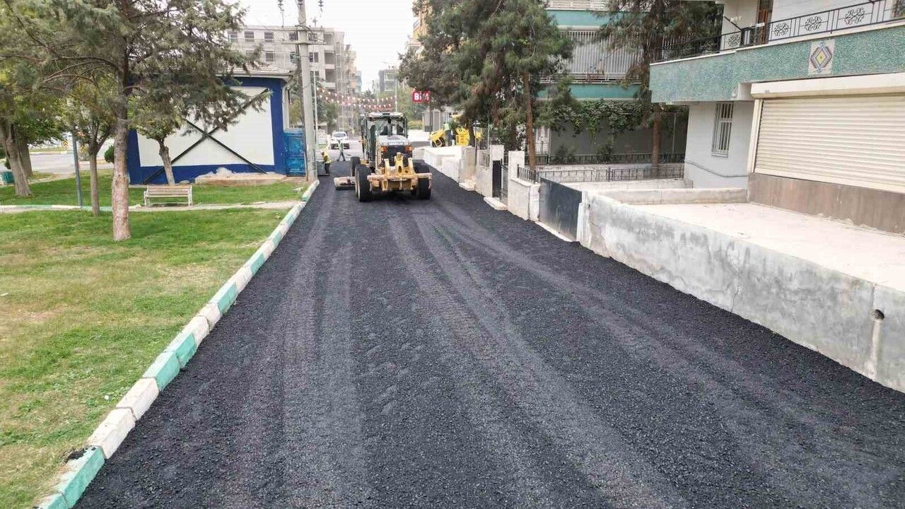 Haliliye Belediyesi Veysel Karani Mahallesi’nde Asfalt Serimi Başlattı