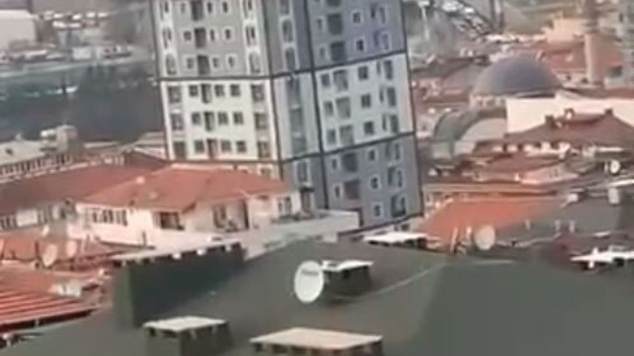 Halkalı Gümrüğü'nde Konteyner Yangını Söndürüldü