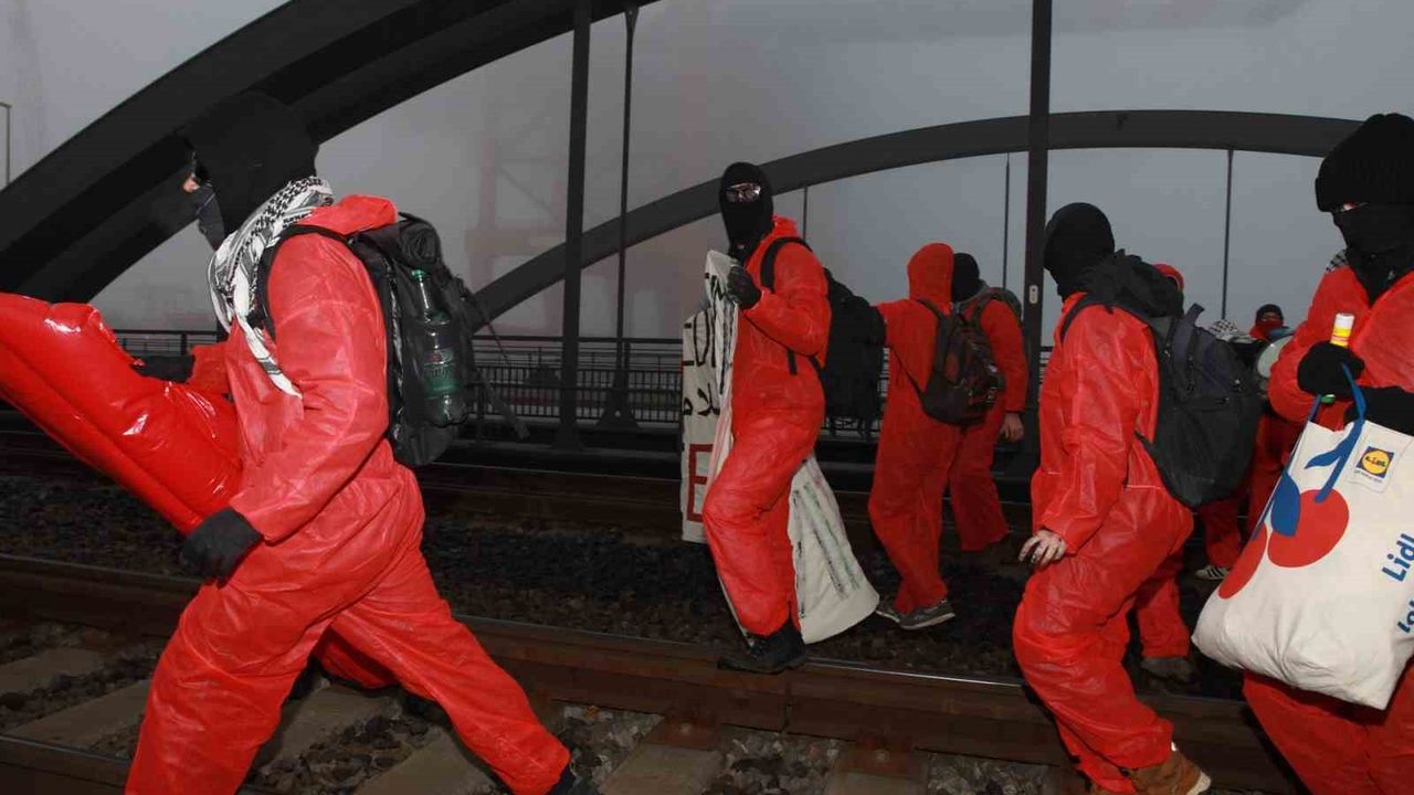 Hamburg Limanı Kapandı: Göstericiler İsrail'e Silah İhracatını Durdurun