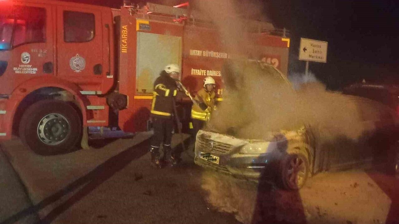 Hassa'da Otomobil Yangını: Motor Bölümü Alev Aldı