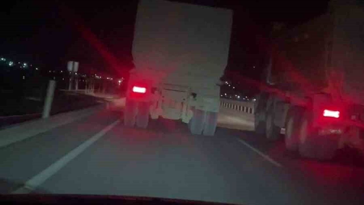 Hatay Antakya'da 100 km Hızla Yarışan 2 Hafriyat Kamyonu Kamerada