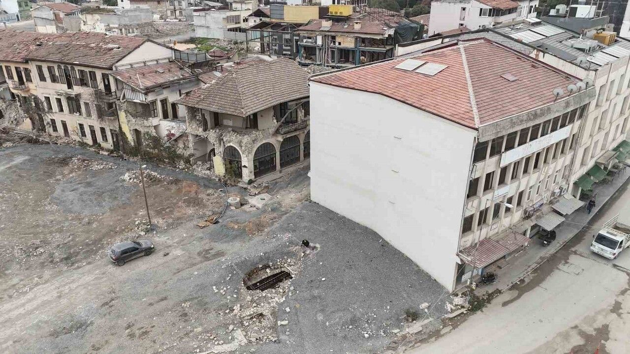 Hatay Antakya'da Enkaz Altından Çıkan Tarihi Su Kanalı