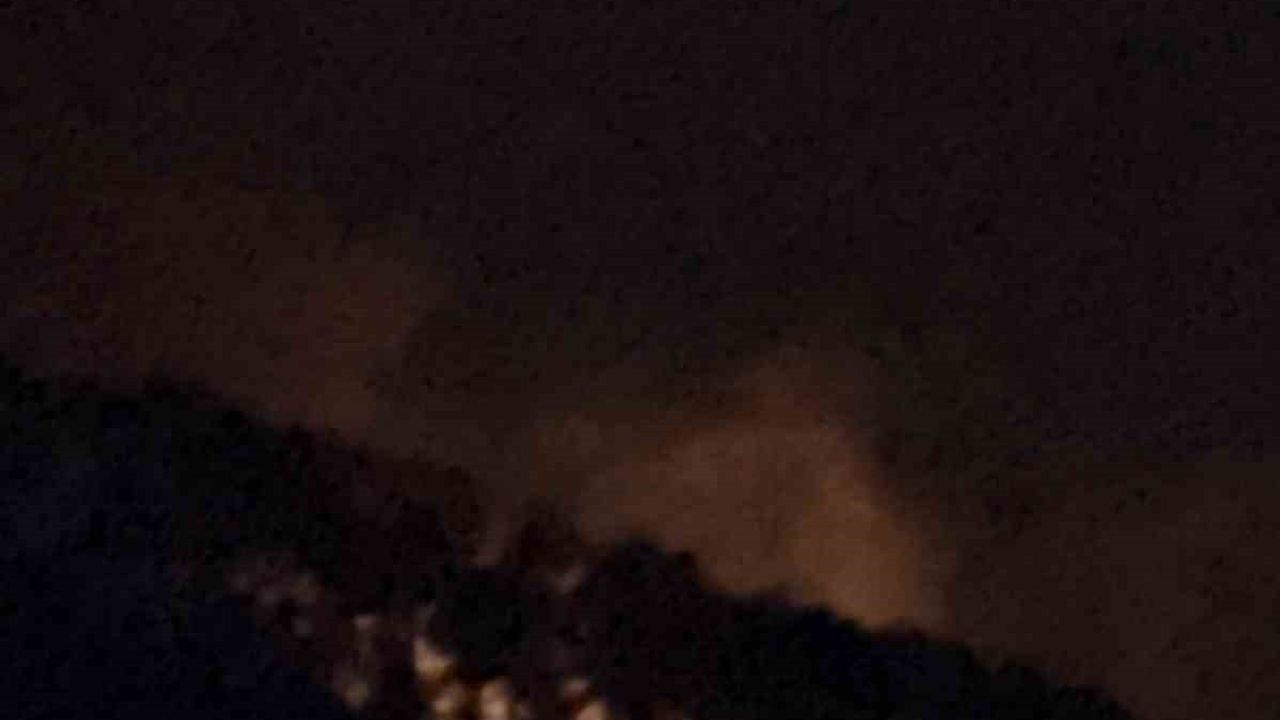 Hatay Arsuz'ta Yıldırımın Yol Açtığı Orman Yangını — Müdahale 11. Saatte Sürüyor