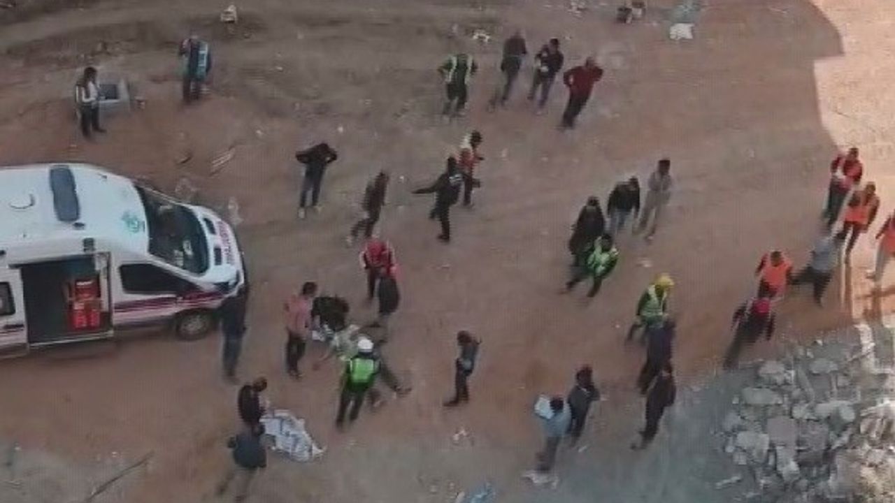 Hatay'da 25 Metrelik Vincin Kırılması: 2 İşçi Yaralandı