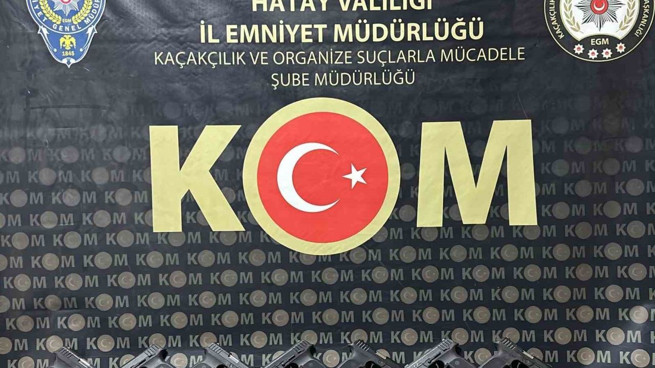 Hatay'da Çuvaldan 10 Ruhsatsız Tabanca Ele Geçirildi