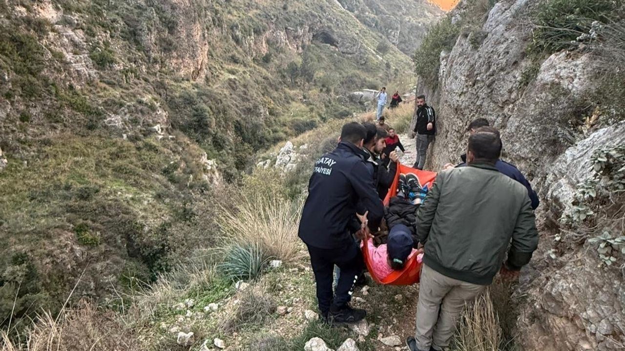 Hatay'da Dağ Yürüyüşü Kazası: 1 Kişi Kayalıklardan Düşerek Yaralandı