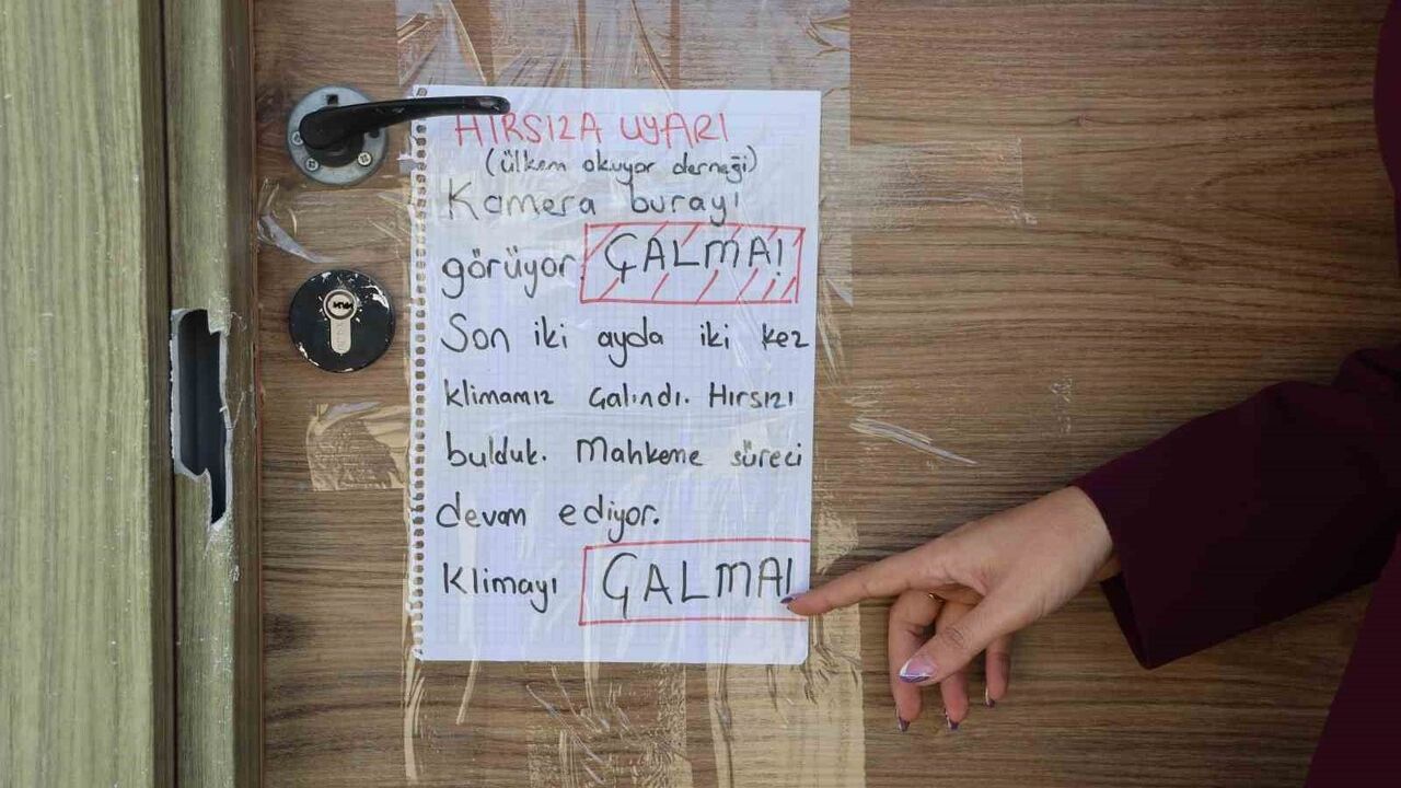 Hatay'da Depremzede Kütüphaneye Klima Hırsızlığı: Ülkem Okuyor'dan 'Lütfen Çalma' Notu