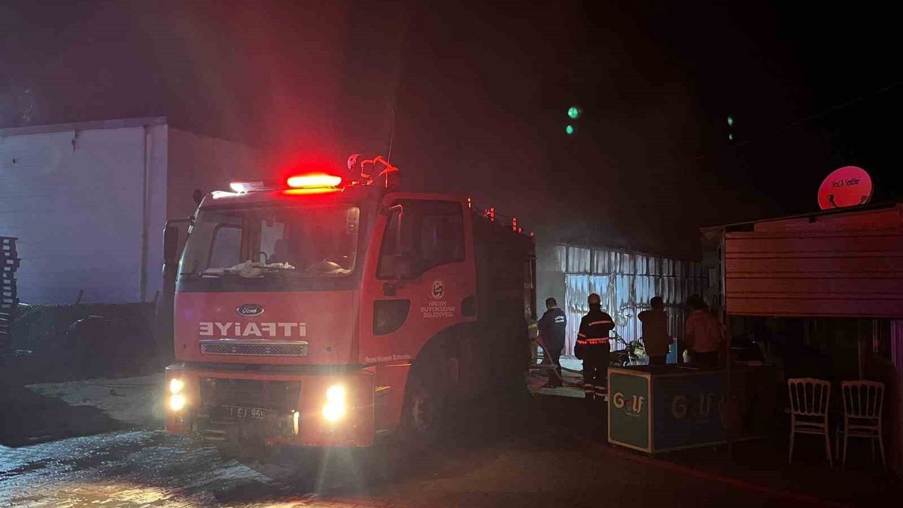 Hatay'da dondurma deposu alevlere teslim oldu