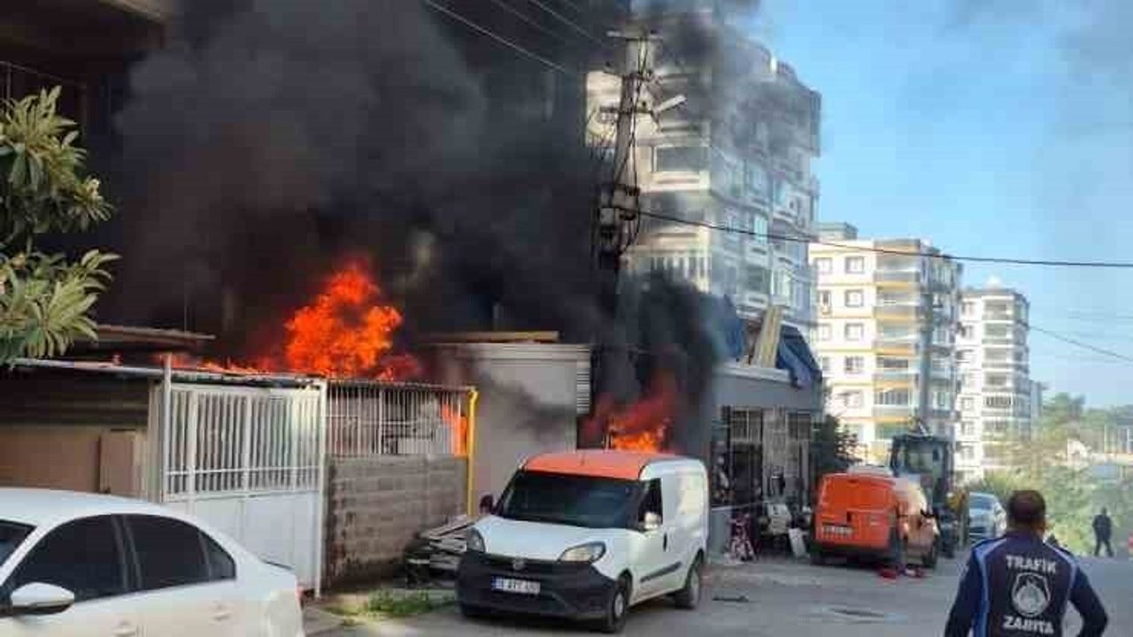 Hatay'da İş Yeri Yangını Apartman Dairesine Sıçradı