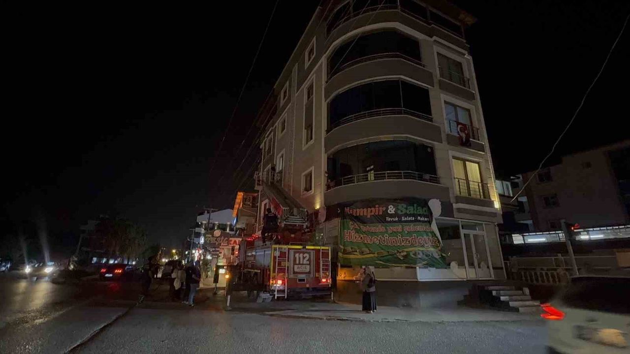 Hatay'da itfaiye zamana karşı: Mahsur kalan 1 yaşındaki bebek kurtarıldı