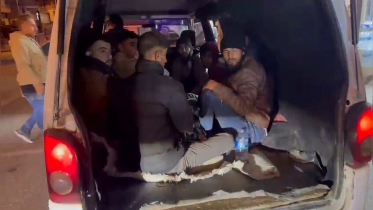 Hatay'da Minibüs Bagajında 9 Göçmen Yakalandı — Organizatör Tutuklandı