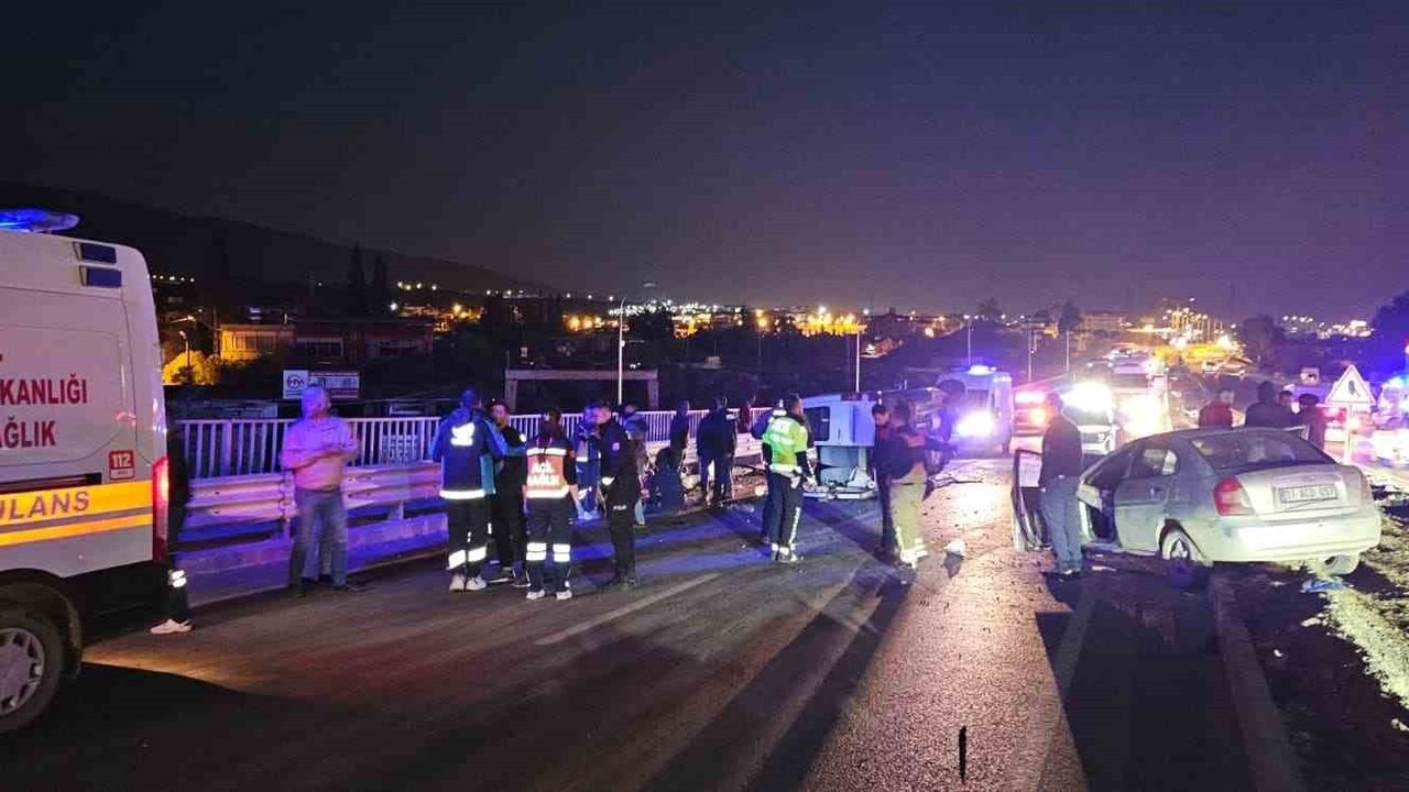 Hatay'da Minibüs ile Otomobil Çarpıştı: 11 Yaralı