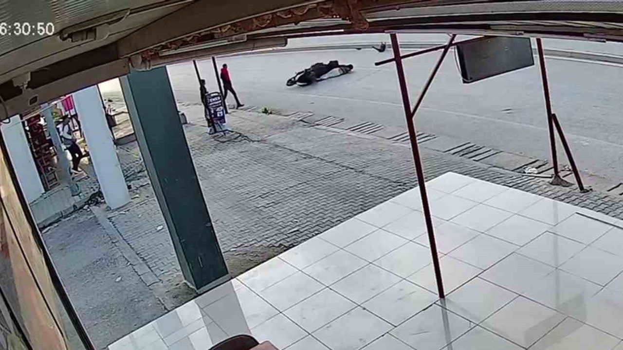 Hatay'da Motosiklet Sokak Köpeğine Çarptı, Sürücü Metrelerce Sürüklendi