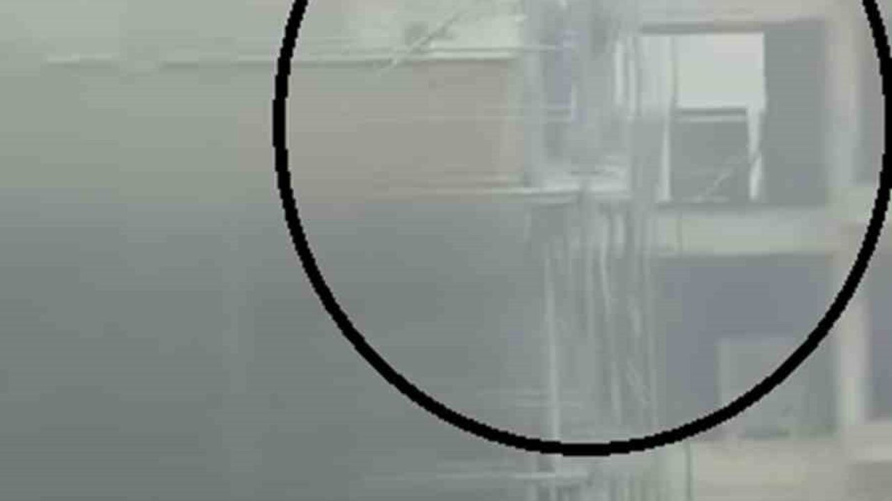 Hatay'da Şantiyede Yangın: İskelede Mahsur Kalan 2 İşçinin Korku Dolu Anları Kamerada