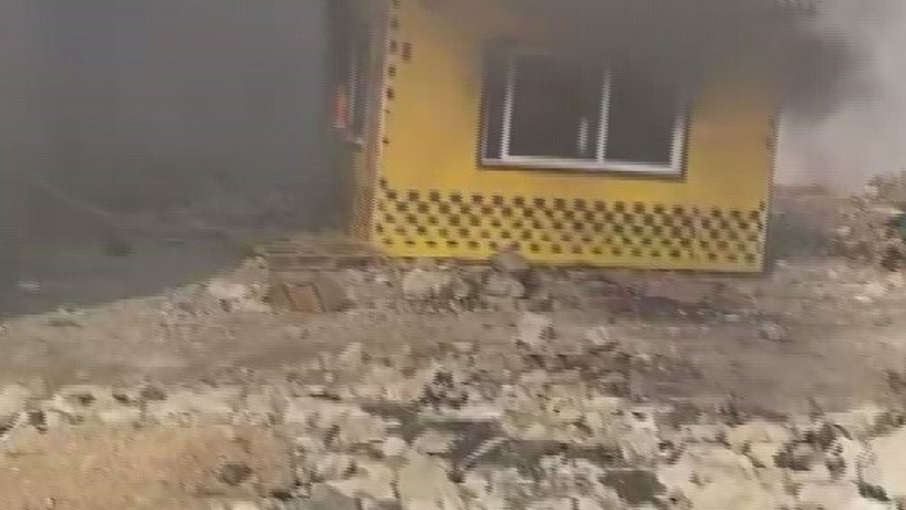 Hatay'da Taksi Kulübesi Alevlere Teslim Oldu