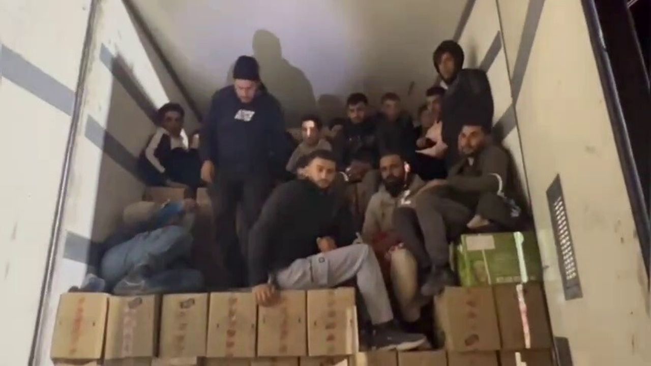 Hatay'da Tırın Dorsesinden 16 Göçmen Çıktı — 2 Organizatör Tutuklandı