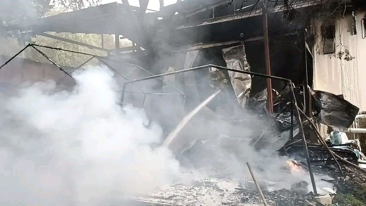 Hatay Defne'de sendika ofisinin bulunduğu prefabrik yapı yandı