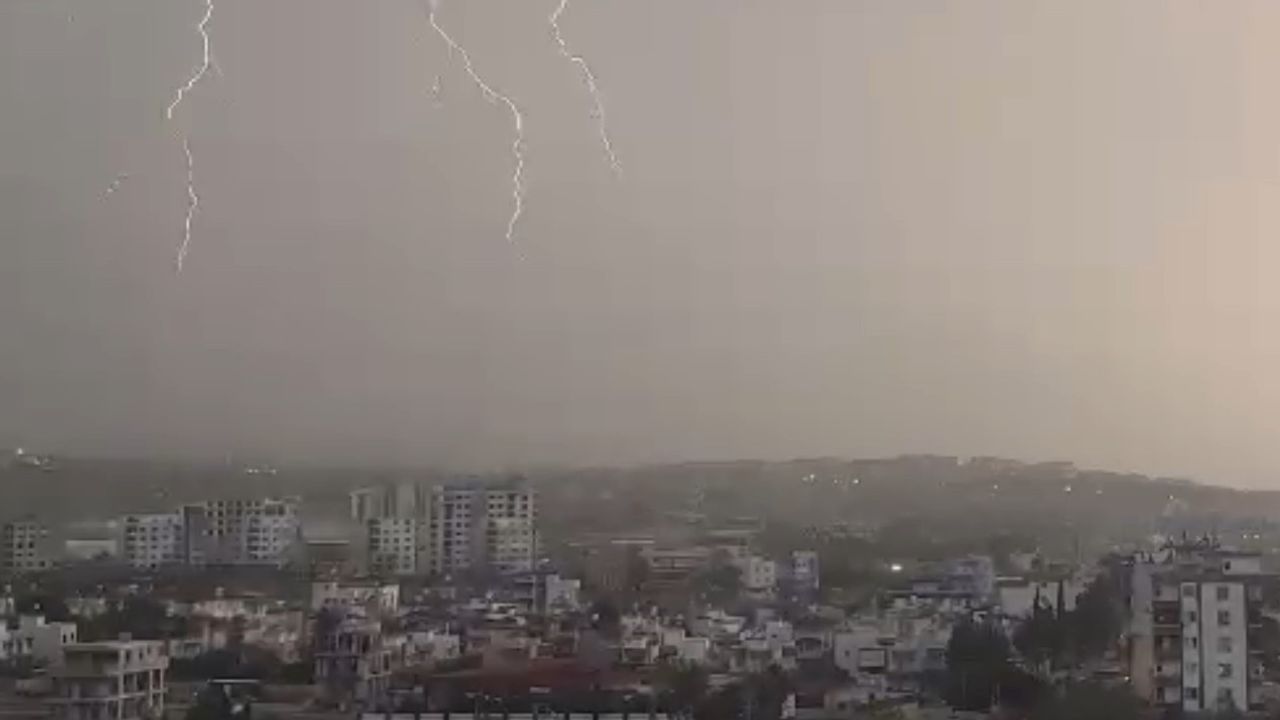 Hatay İskenderun'da Yıldırım Kameraya Yansıdı