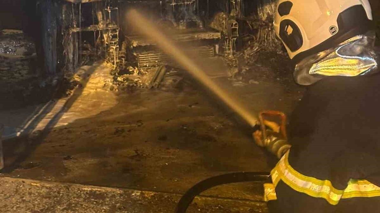 Hatay Reyhanlı'da Park Halindeki BMW Alevlere Teslim Oldu