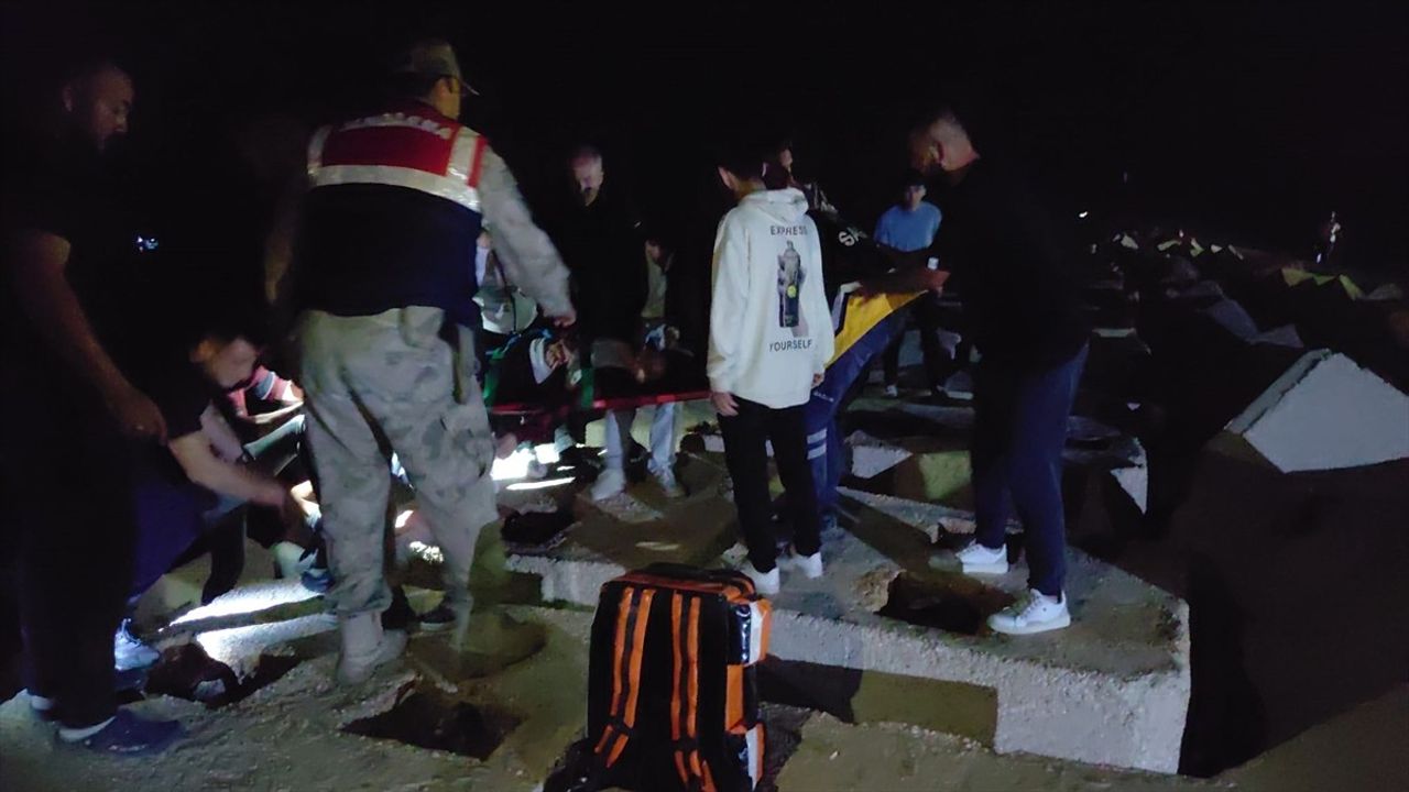 Hatay (Samandağ) Çevlik Sahili'nde Denize Düşen Genç Kız Boğulma Tehlikesi Geçirdi