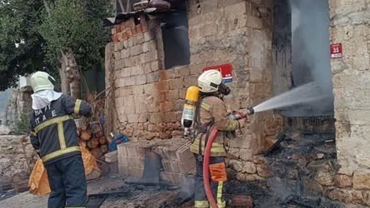 Hatay Yayladağı’nda Metruk Bina Yangını Kontrol Altına Alındı