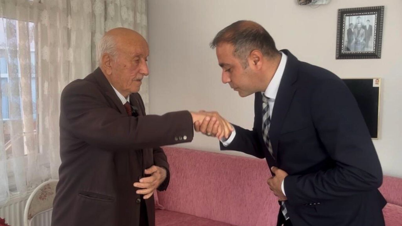 Hayrabolu'da Öğrencilerden 85 Yaşındaki Emekli Öğretmen Mustafa Koç'a Duygusal Ziyaret