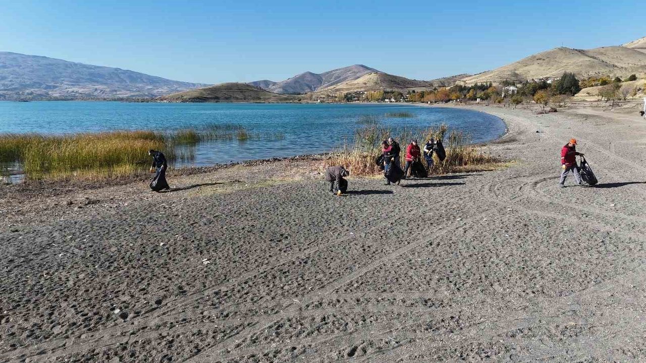 Hazar Gölü'nde 6’ncısı Yapılan Temizlik: 10 Ton Çöp Toplandı