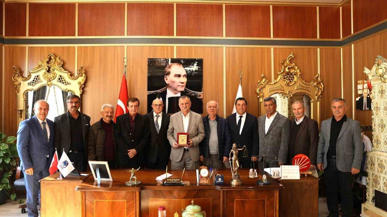 Hemşehri Derneklerinden Başkan Semih Balaban’a Anlamlı Plaket