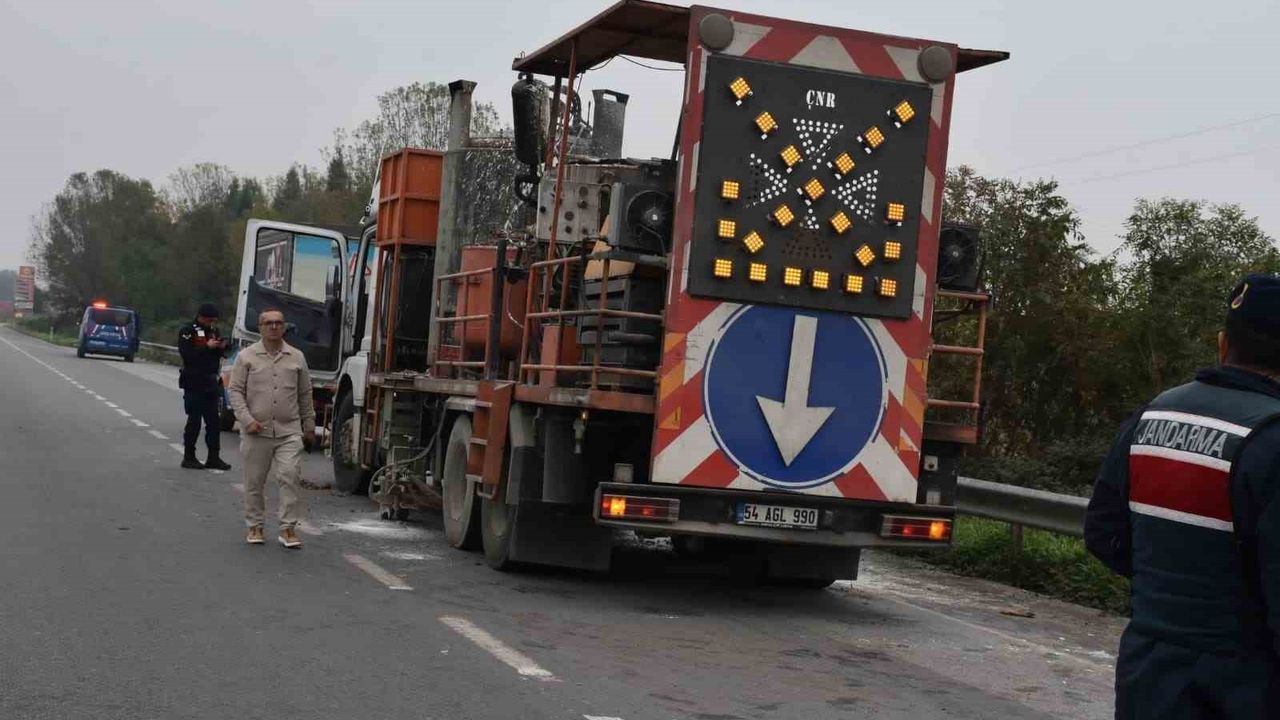 Hendek D-100'de Şerit Çizme Makinesi Kazanı Patladı: 2 İşçi Yaralandı
