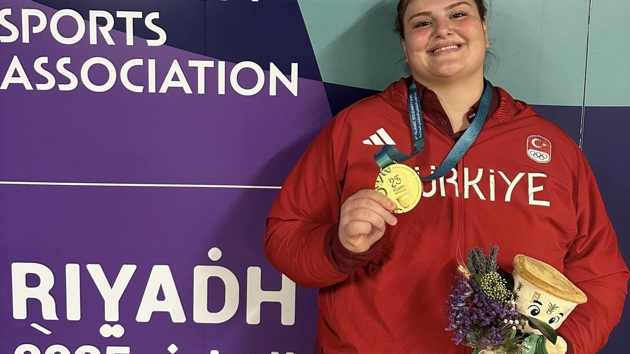 Hilal Öztürk Riyad 2025'te +78'de Altın Madalya — Rektör Kibar'dan Tebrik