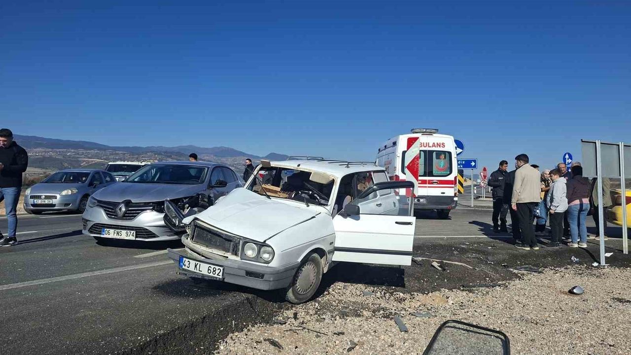 Hisarcık'ta İki Otomobil Çarpıştı: 1 Yaralı