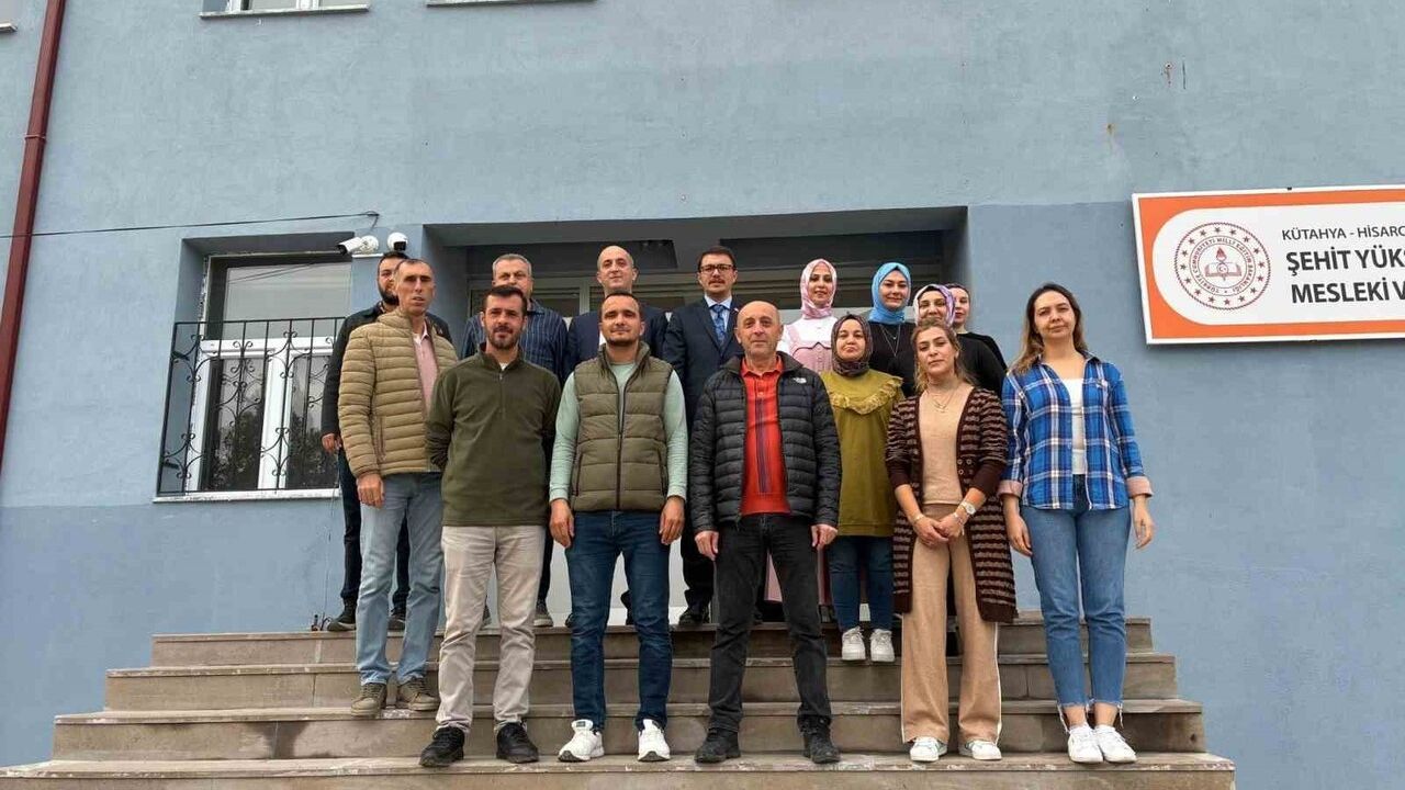 Hisarcık'ta Öğretmenlere Türk Bayrağı Rozeti Hediye Edildi