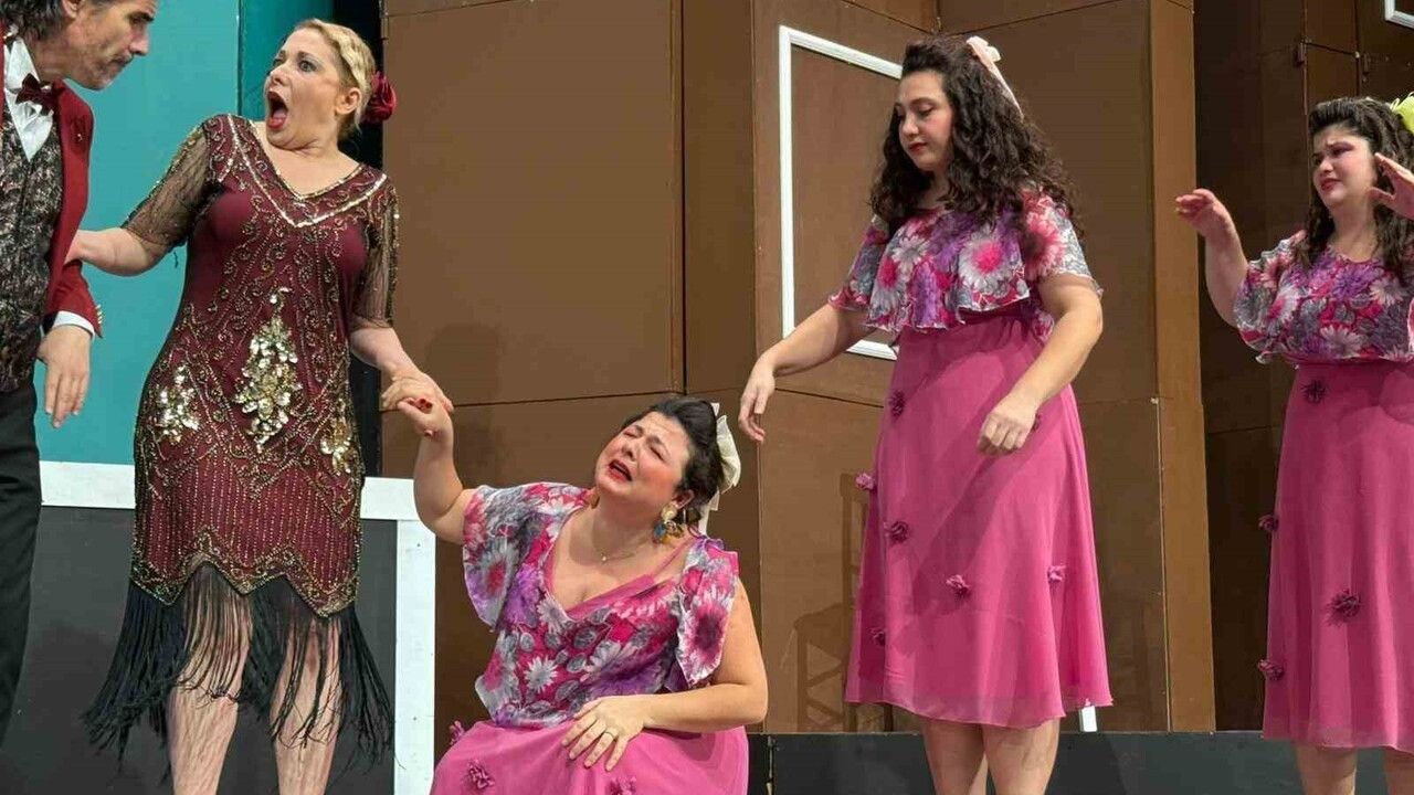 Hisseli Harikalar Kumpanyası İzmir'de Fenomenleşti — Haldun Dormen Rejisiyle Yoğun İlgi