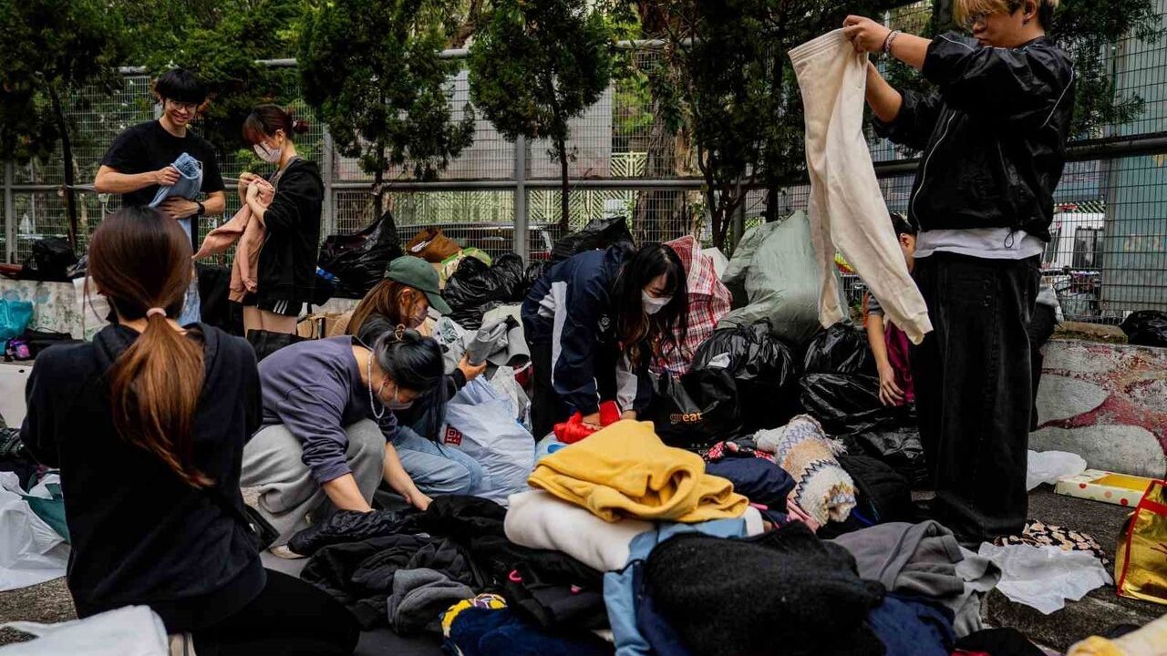 Hong Kong'da gökdelen yangını: can kaybı 65'e yükseldi