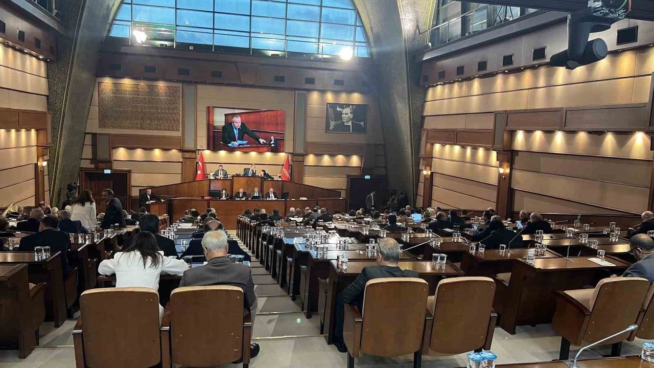 İBB İddianamesi Tartışması: Türkyılmaz 402 Şüpheli ve 160 Milyar TL İddiasını Paylaştı