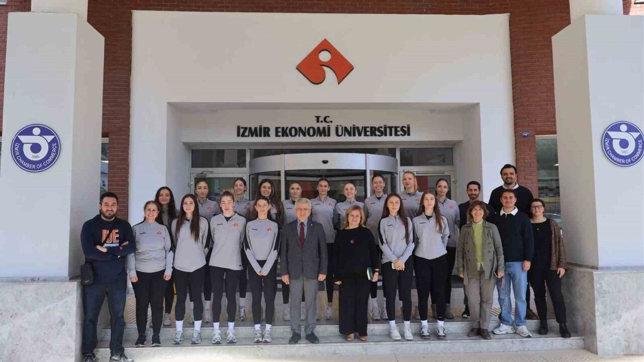İEÜ Kadın Voleybol Takımı Set Vermeden İzmir Bölge Şampiyonu