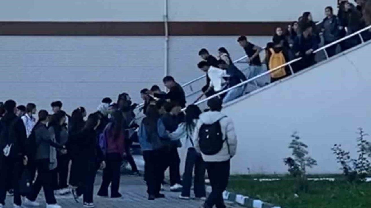 Iğdır'da Eli Sopalı Şahıslar Okul Bastı: Öğrenci Darp Edildi