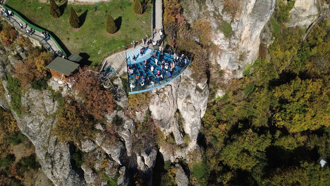 İncekaya Kanyonu'nda Cam Seyir Terasıyla Sonbahar Manzarası