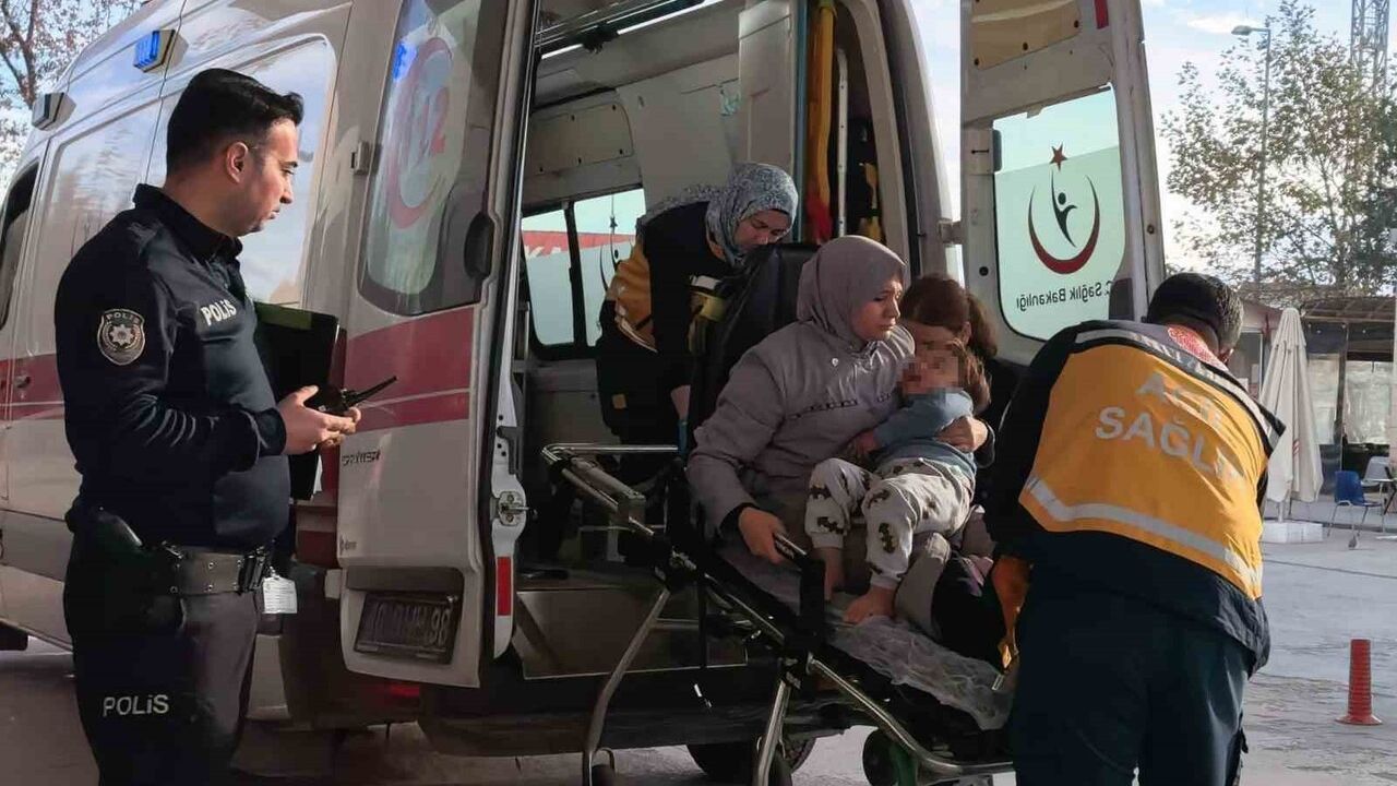 İnegöl'de 3. kattan düşen 2 yaşındaki çocuk hastaneye kaldırıldı