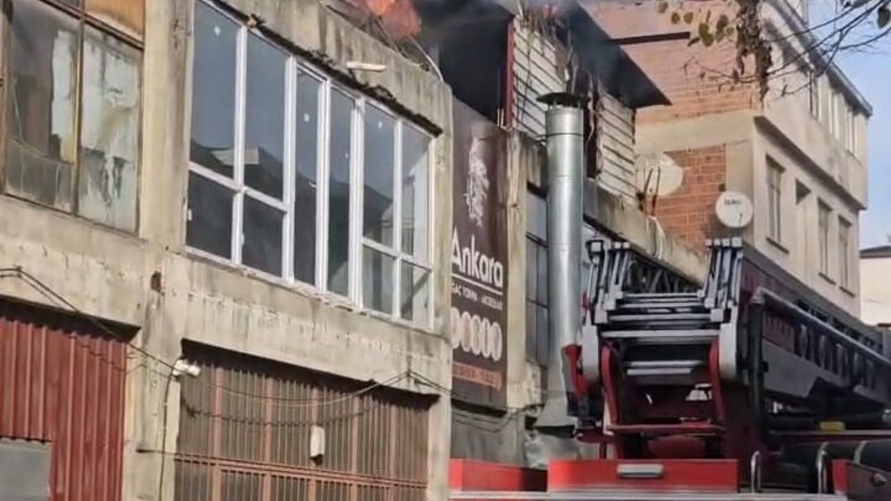 İnegöl'de mobilya imalathanesinde çatı yangını kontrol altına alındı