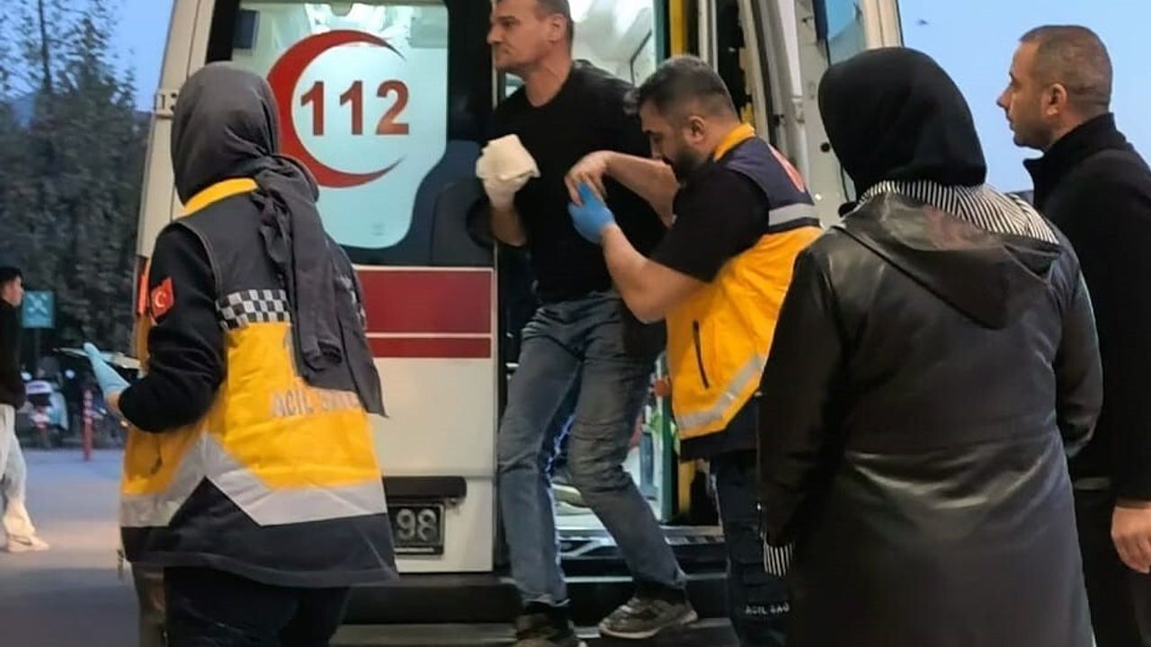 İnegöl'de traktörün hidrolik sistemine sıkışan çiftçi yaralandı