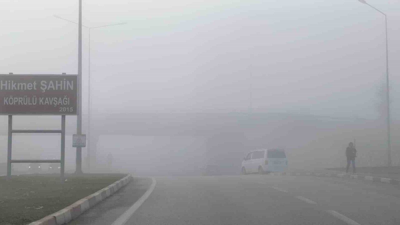 İnegöl'de Yoğun Sis: Görüş Mesafesi 10 Metreye Düştü