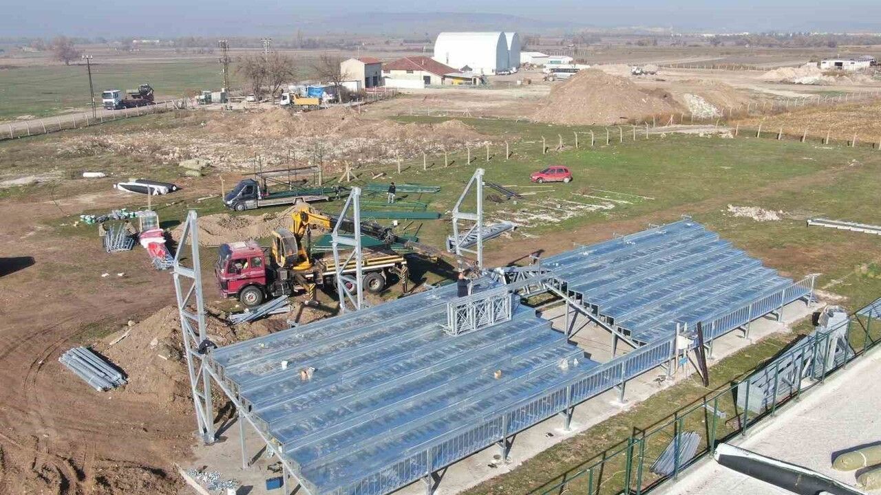 İnönü Spor Kompleksine Çelik Tribünler Yerleştiriliyor