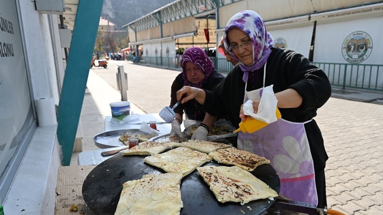 İnönülü Kadınlardan Başkan Serhat Hamamcı'ya Bazlama İkramı
