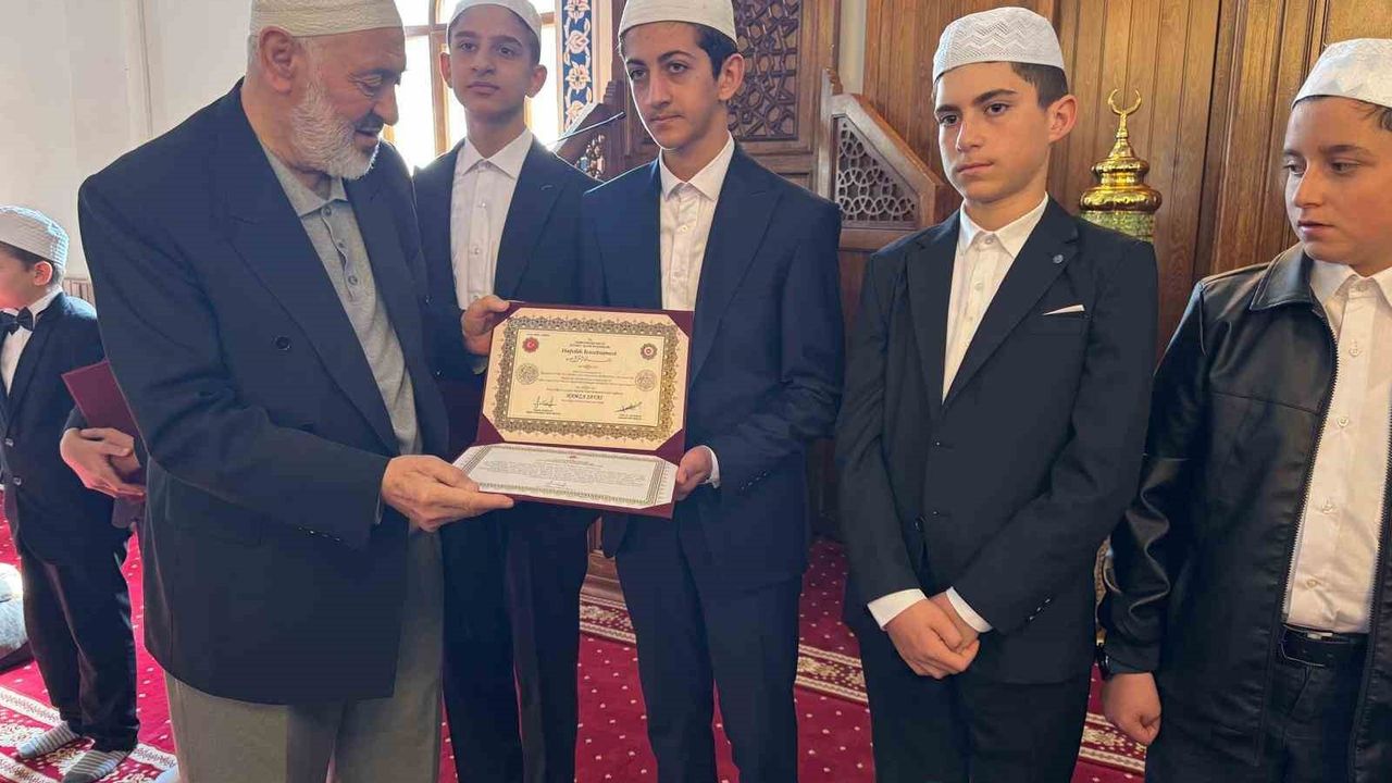 İpekyolu’nda 8 Kur’an Hafızına Belge Takdimi